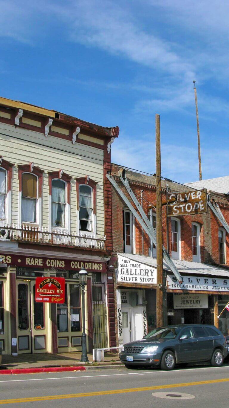 Small town in northern Nevada with cars and storefronts